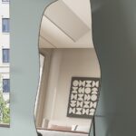 תמונת מראת גוף אמורפית סטנד ותלייה מסגרת מתכת דקה שחורה דגם בילבאו BILBAO 3